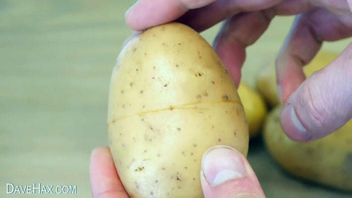 Un modo per sbucciare velocemente le patate in modo che la buccia si stacchi da sola
