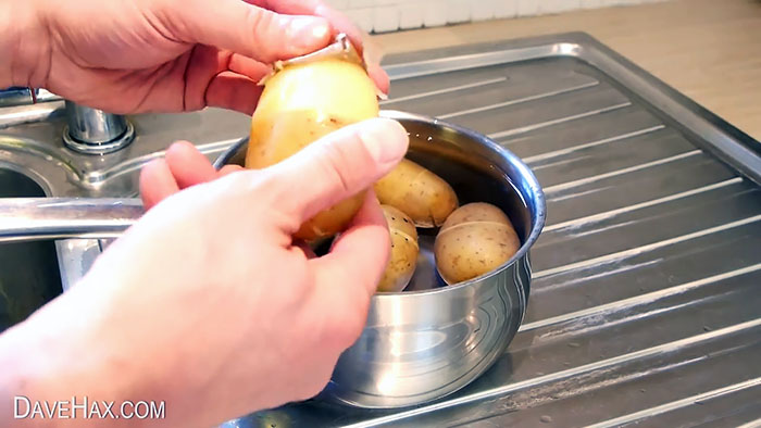 Een manier om aardappelen snel te schillen, zodat de schil vanzelf loslaat