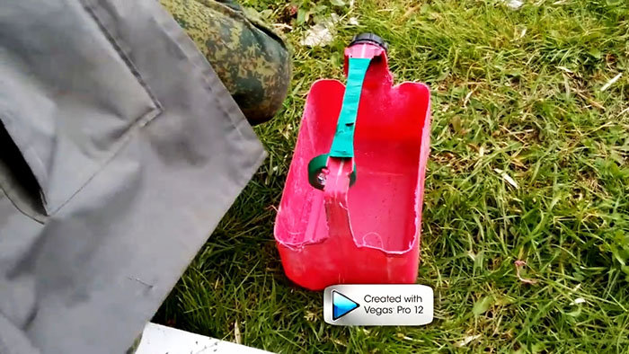 Gran caja de herramientas hecha con un bote de plástico.