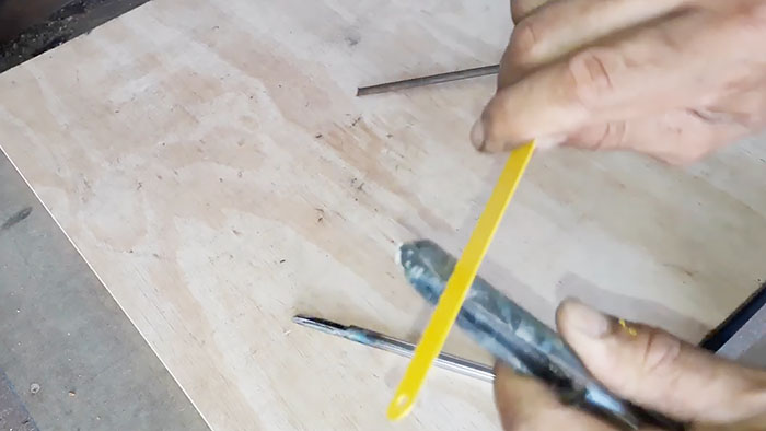 Πώς να σκληρύνετε γρήγορα τα εργαλεία χειρός χρησιμοποιώντας ένα μεταλλικό κουτί και κάρβουνο