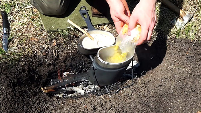 Picknick i naturen läcker pasta på elden