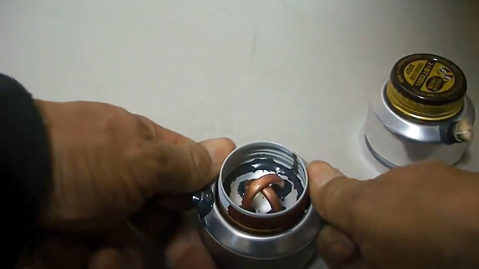 Quemador de alcohol fabricado con latas de aluminio.