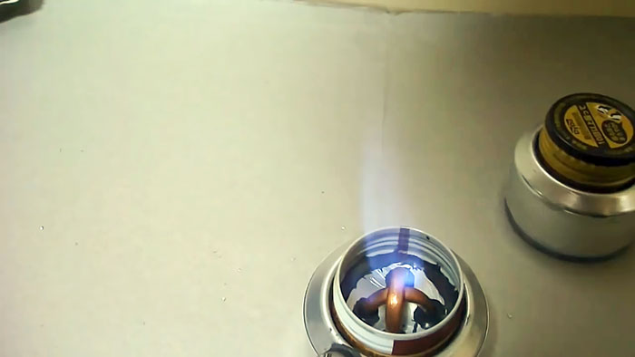 Alkoholový proudový hořák vyrobený z hliníkových plechovek