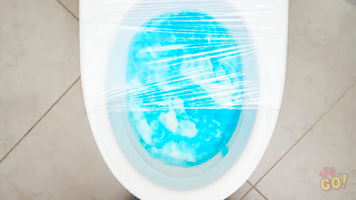 Ako vyčistiť toaletu pomocou lepiacej fólie