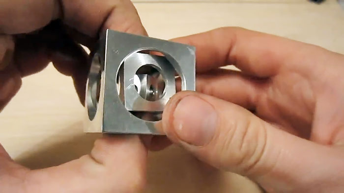 Hvordan lage en kube i en kube på en dreiebenk