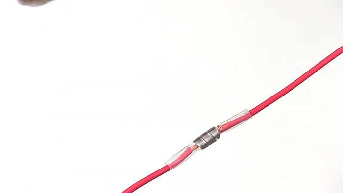 Jak vyrobit trubičky pro rychlé pájení drátů z obyčejného smršťovacího tepla