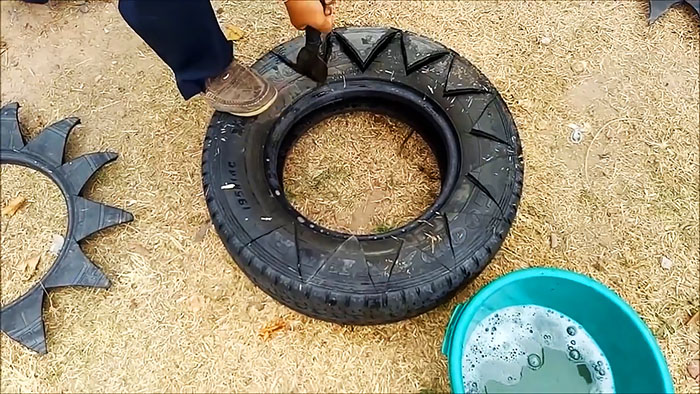 Květináč vyrobený ze staré pneumatiky