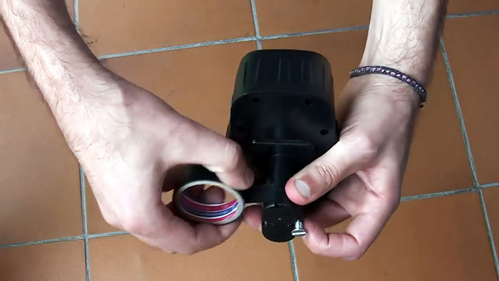 Πώς να ξεκινήσετε ένα αυτοκίνητο με άδειο μπαταρία χρησιμοποιώντας ένα κατσαβίδι