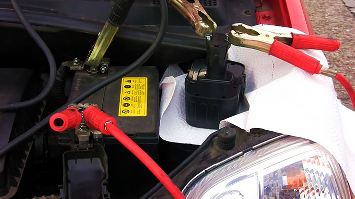 Hogyan indítsunk el egy autót lemerült akkumulátorral csavarhúzóval
