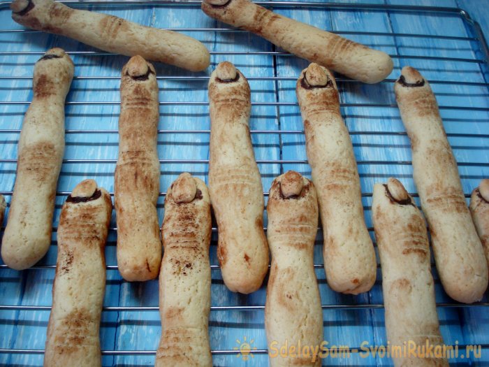 Degetele de vrăjitoare pregătesc prăjituri de Halloween