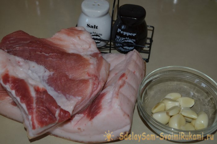 Как се готви осолена свинска мас с чесън и черен пипер