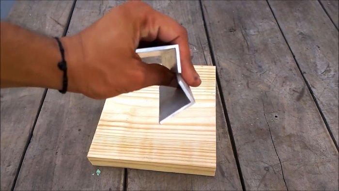 Једноставна дрвена стезаљка за спајање радних комада под правим углом