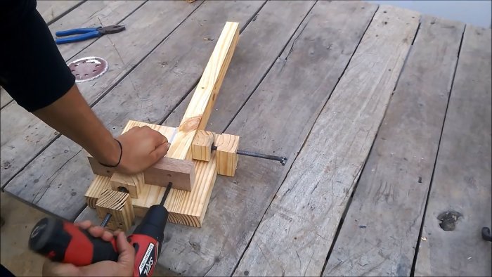 Một chiếc kẹp gỗ đơn giản để nối các phôi ở góc vuông