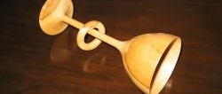 Quebra-cabeça: Copo de madeira com anel