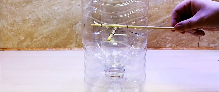 Storcator de citrice realizat din sticle de plastic