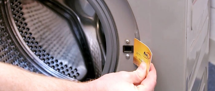 4 spôsoby, ako otvoriť dvierka práčky, ak sú zaseknuté