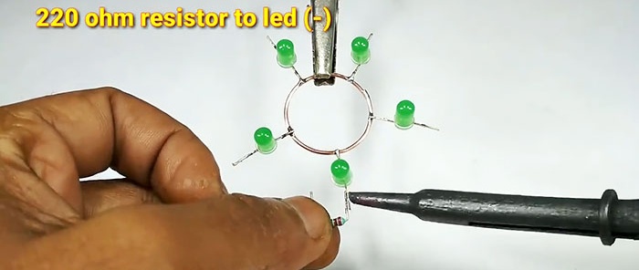 Vienkāršs tranzistorizēts LED mirgotājs ar degošas uguns efektu