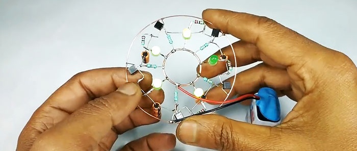 En simpel transistoriseret LED-blink med en løbende brandeffekt