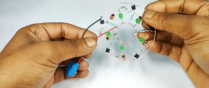 En enkel transistoriserad LED-blixt med en rinnande brandeffekt