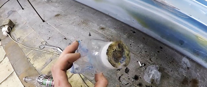 Îndepărtarea loviturilor folosind o sticlă de plastic