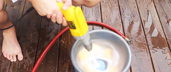 איך לקלף דלי תפוחי אדמה עם מקדחה תוך דקה