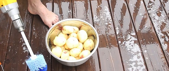 Sådan skræller du en spand kartofler med en boremaskine på 1 minut