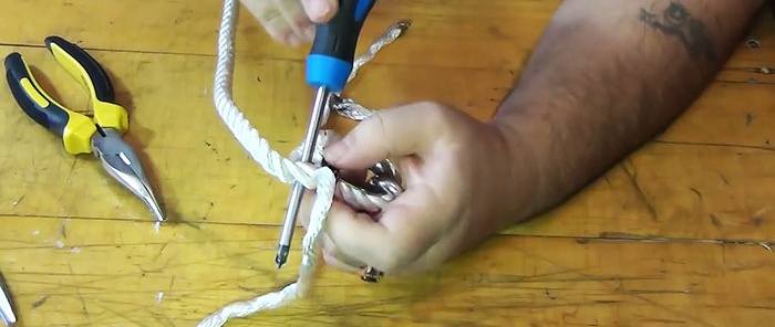 Hoe je een touw zonder knoop in een lus vlecht of een vingerhoed bevestigt