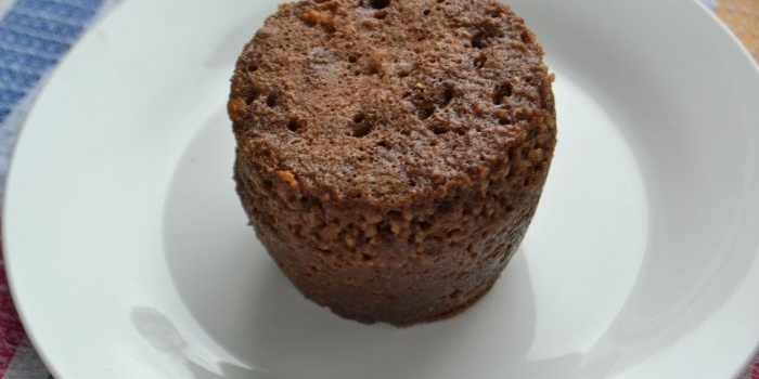 Chokolade cupcake med havregryn i mikroovnen i et krus på 5 minutter