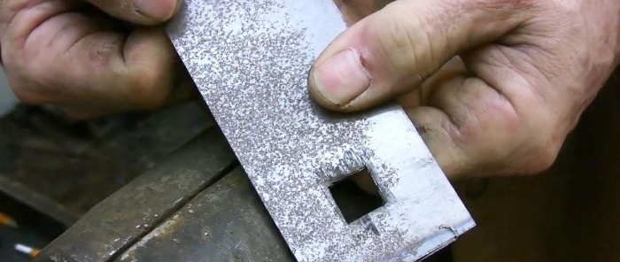 Cara mudah untuk membuat lubang persegi dalam kepingan logam