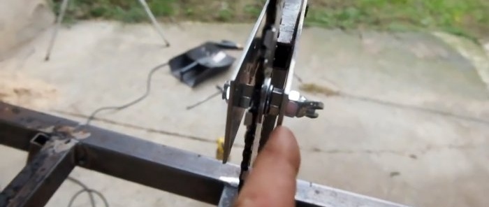 Cara membuat mesin untuk menggergaji kayu api dari gergaji rantai elektrik