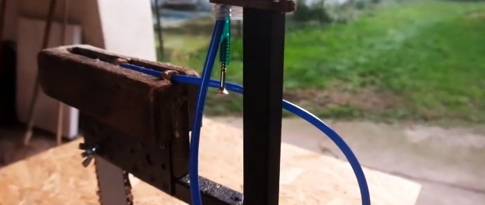 Kaip pasidaryti malkų pjovimo mašiną iš elektrinio grandininio pjūklo