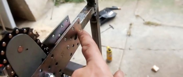 Comment fabriquer une machine pour scier du bois de chauffage à partir d'une scie à chaîne électrique