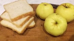 Apple babka หรือ charlotte บนก้อน