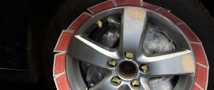 Como restaurar uma roda de carro danificada por um meio-fio