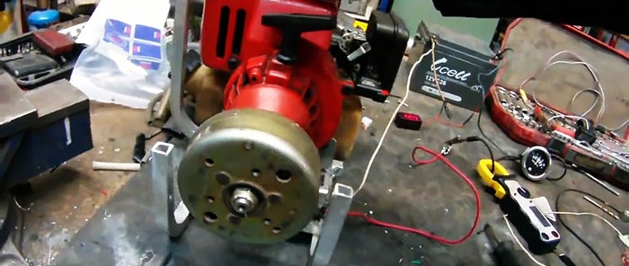 Zelfgemaakte mini-benzinegenerator van een 12 V-trimmer