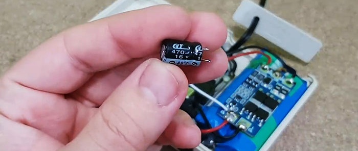 Hogyan készítsünk mini 12 V-os szünetmentes tápegységet egy routerhez