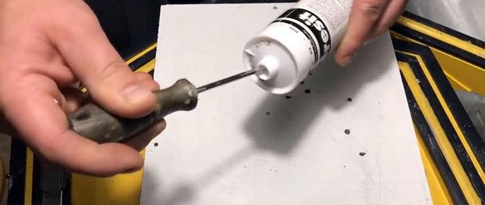 Paano alisin ang isang nakapirming plug mula sa isang tubo na may sealant