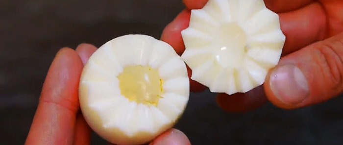 Cómo cortar maravillosamente un huevo sin un cuchillo figurado.