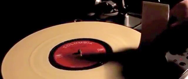 Hloubkové čištění vinylové desky lepidlem