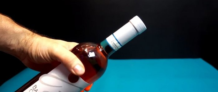 Kaip elegantiškiausiu būdu atidaryti butelį su žiebtuvėliu