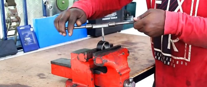 Como transformar uma furadeira em uma fresadora usando equipamento simples