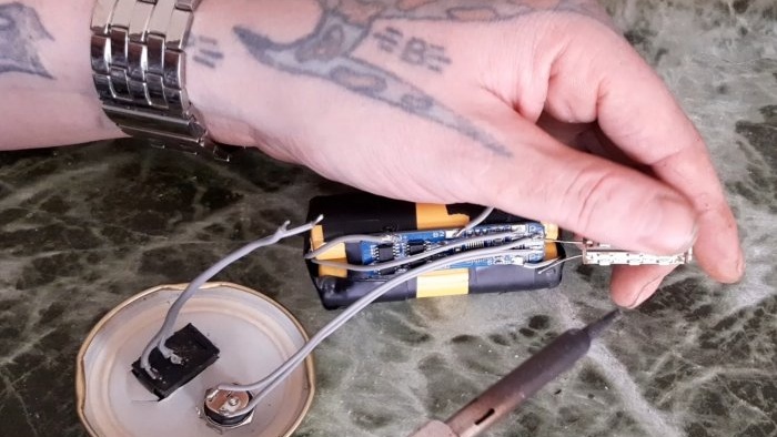 Hvordan lage en bordlampe av et gammelt krus med innebygd batteri