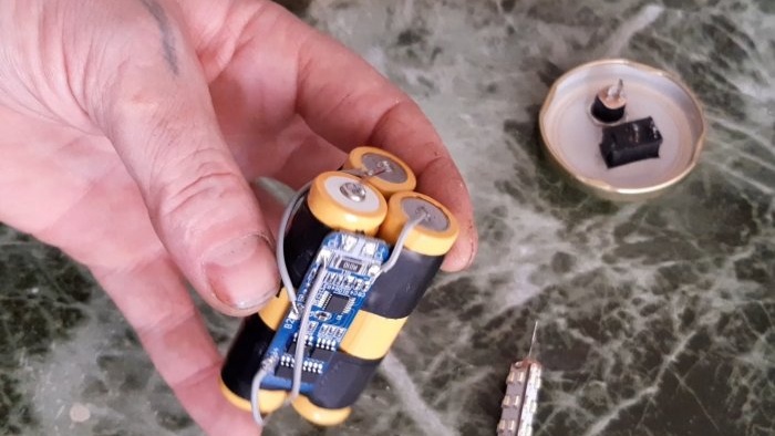 Cara membuat lampu meja dari cawan lama dengan bateri terbina dalam