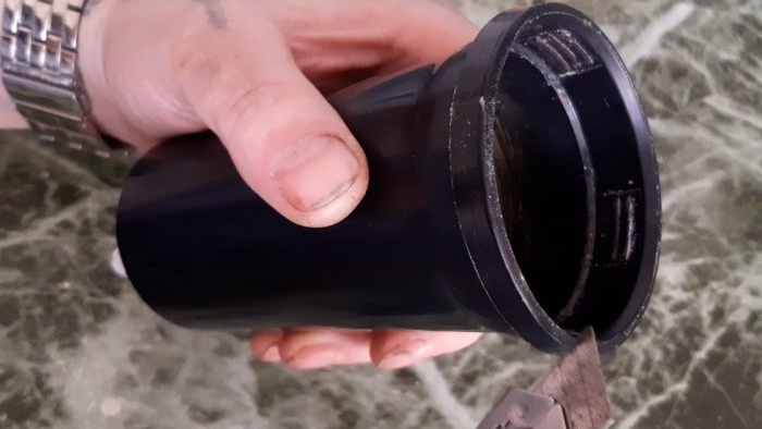 Hvordan lage en bordlampe av et gammelt krus med innebygd batteri