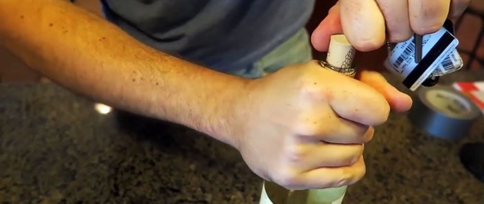 8 maneiras de abrir uma garrafa sem saca-rolhas