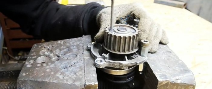 Cómo hacer un soporte excelente para una amoladora angular con una bomba de automóvil vieja
