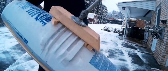 Cara membuat penyodok salji dari baldi dempul
