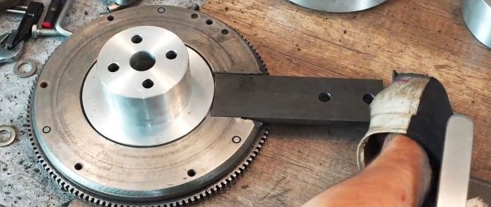 How to make a pipe bender from a car flywheel and a Bendix starter