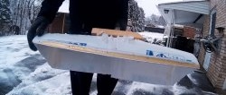 Paano gumawa ng snow shovel mula sa isang putty bucket