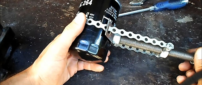 Isang simpleng DIY oil filter remover